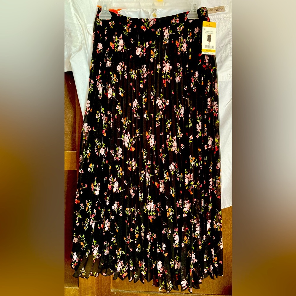 Brand new Vince Camaro pleated skirt! Beautiful for Spring 💐💐